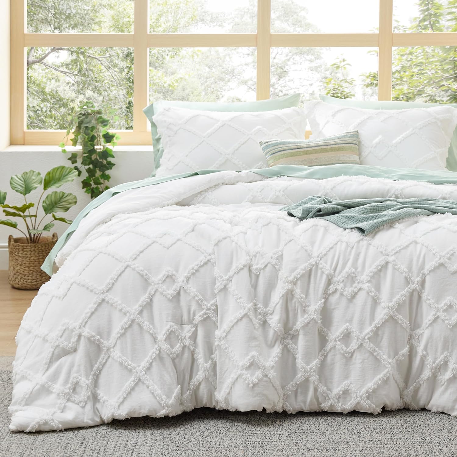 Bedsure Tufted Boho Comforter Set King Size - Beige Boho Bed Set, GentleSoft™ 3 Pieces Farmhouse Shabby Chic Embroidery Bedding, Gifts for Woman, Soft Jacquard King Comforter for All Seasons