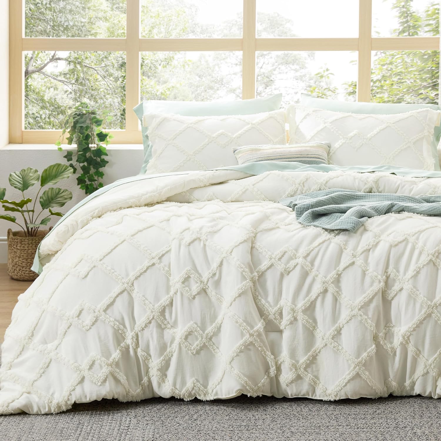 Bedsure Tufted Boho Comforter Set King Size - Beige Boho Bed Set, GentleSoft™ 3 Pieces Farmhouse Shabby Chic Embroidery Bedding, Gifts for Woman, Soft Jacquard King Comforter for All Seasons